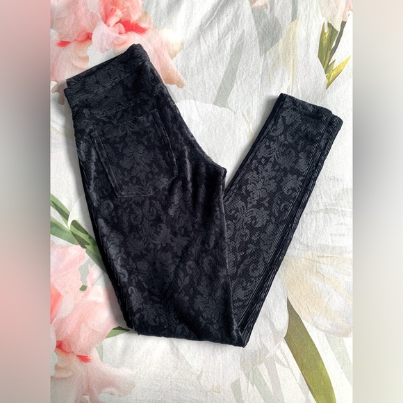 🌟PRICE DROP🌟 LIKE-NEW! HUE pretty black-on-black lace print CORDUROY LEGGINGS - Picture 4 of 5